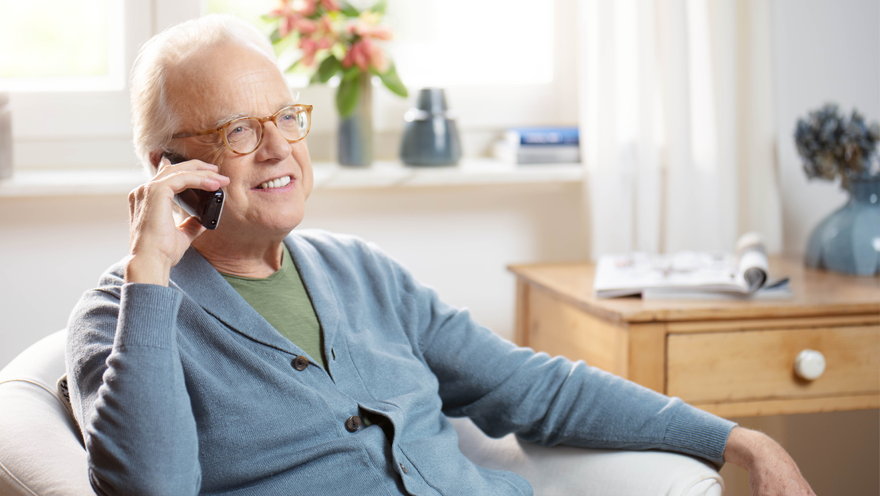 Ein älterer Mann beim Telefonieren